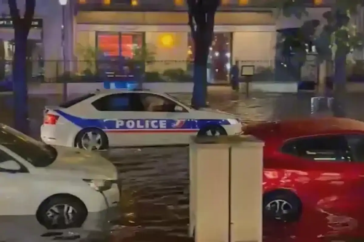 Fransa'da Sel Felaketi Can Aldı! Polis, Titanic Müziğiyle Devriye Attı!