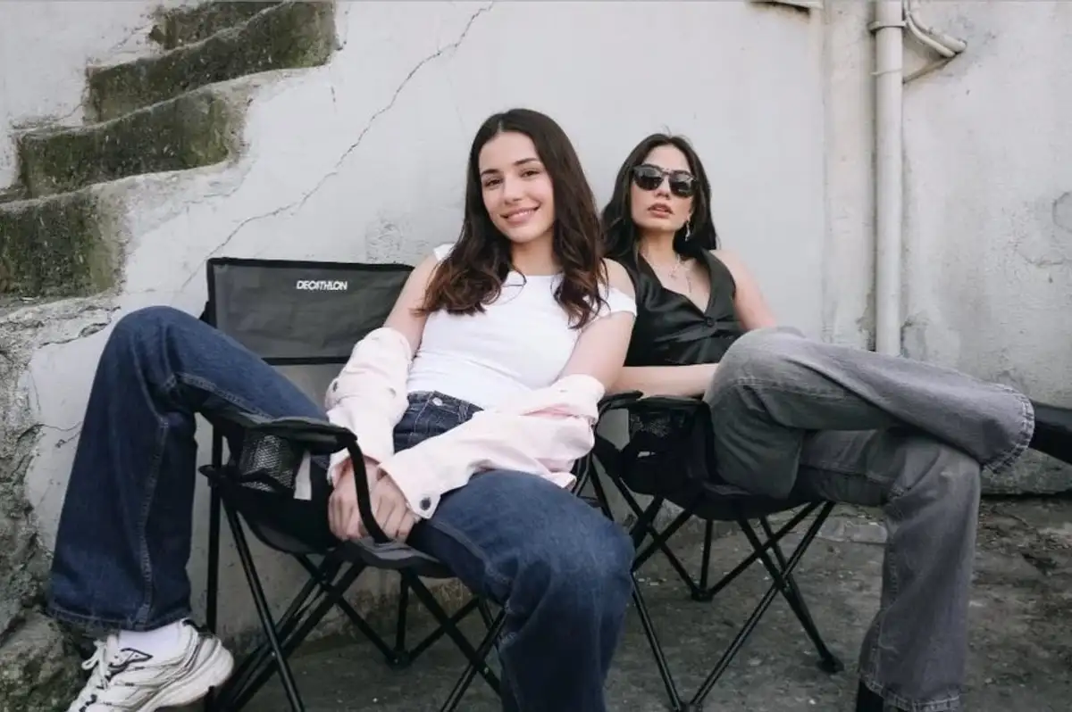 Eşref Rüya'nın Kız Kardeşlerinin Arasından Su Sızmıyor: Ebrar Karabakan'dan Demet Özdemir'e Övgüler!