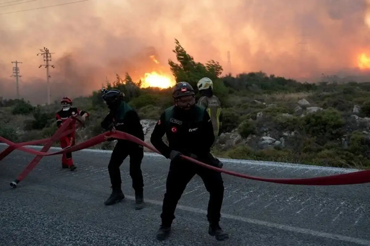 Çeşme'de Başlayan Yangın Hızla Yayıldı