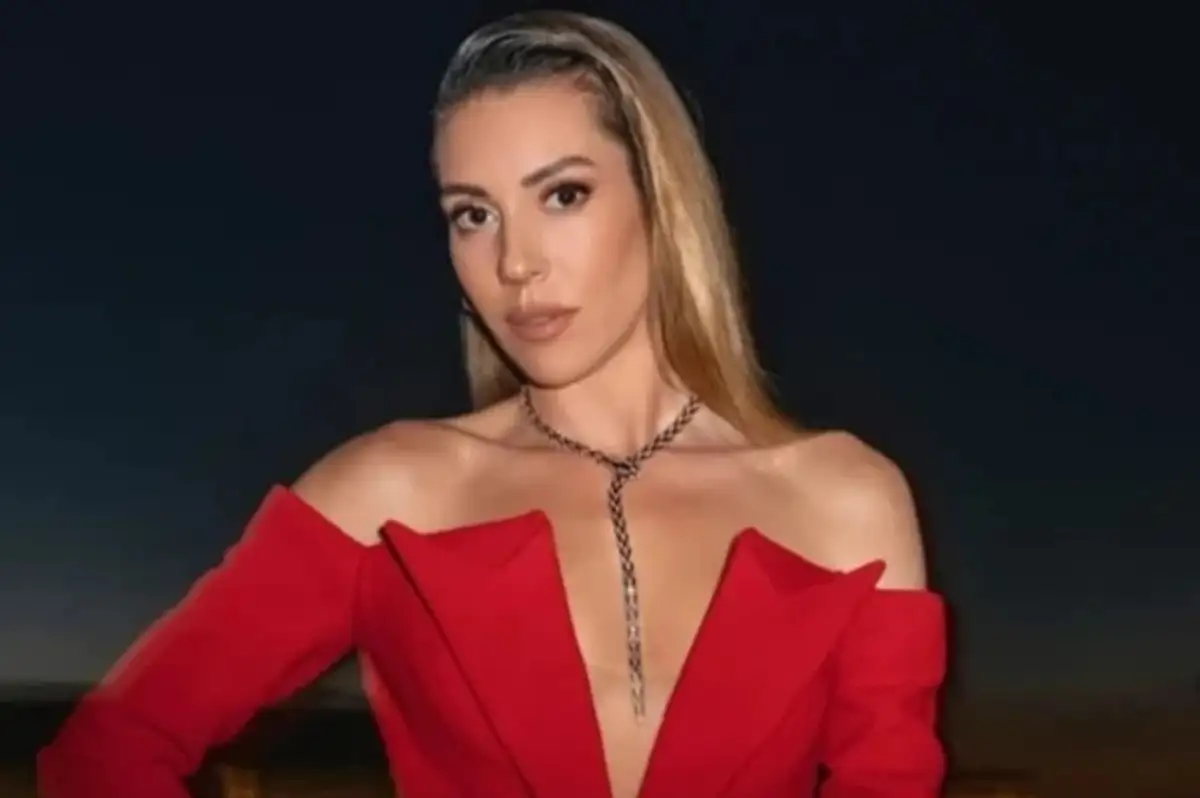 Sinem Kobal'dan Bikinili Paylaşım