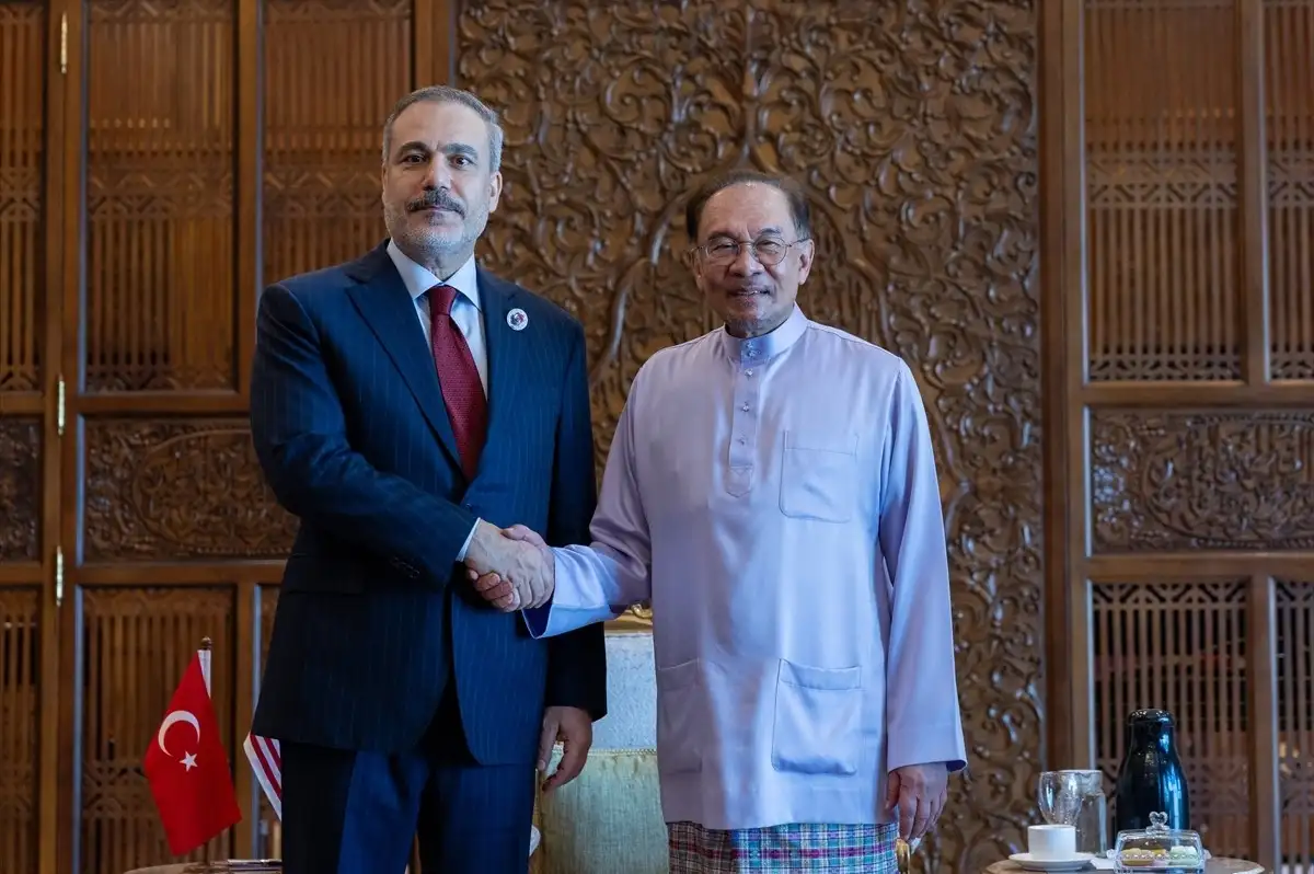 Dışişleri Bakanı Hakan Fidan, Malezya Başbakanı Enver İbrahim ile Görüştü