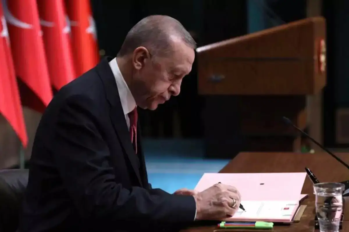 Cumhurbaşkanı Erdoğan, Çeşitli Suçlardan Hüküm Giyen 9 Kişinin Cezasını Kaldırdı