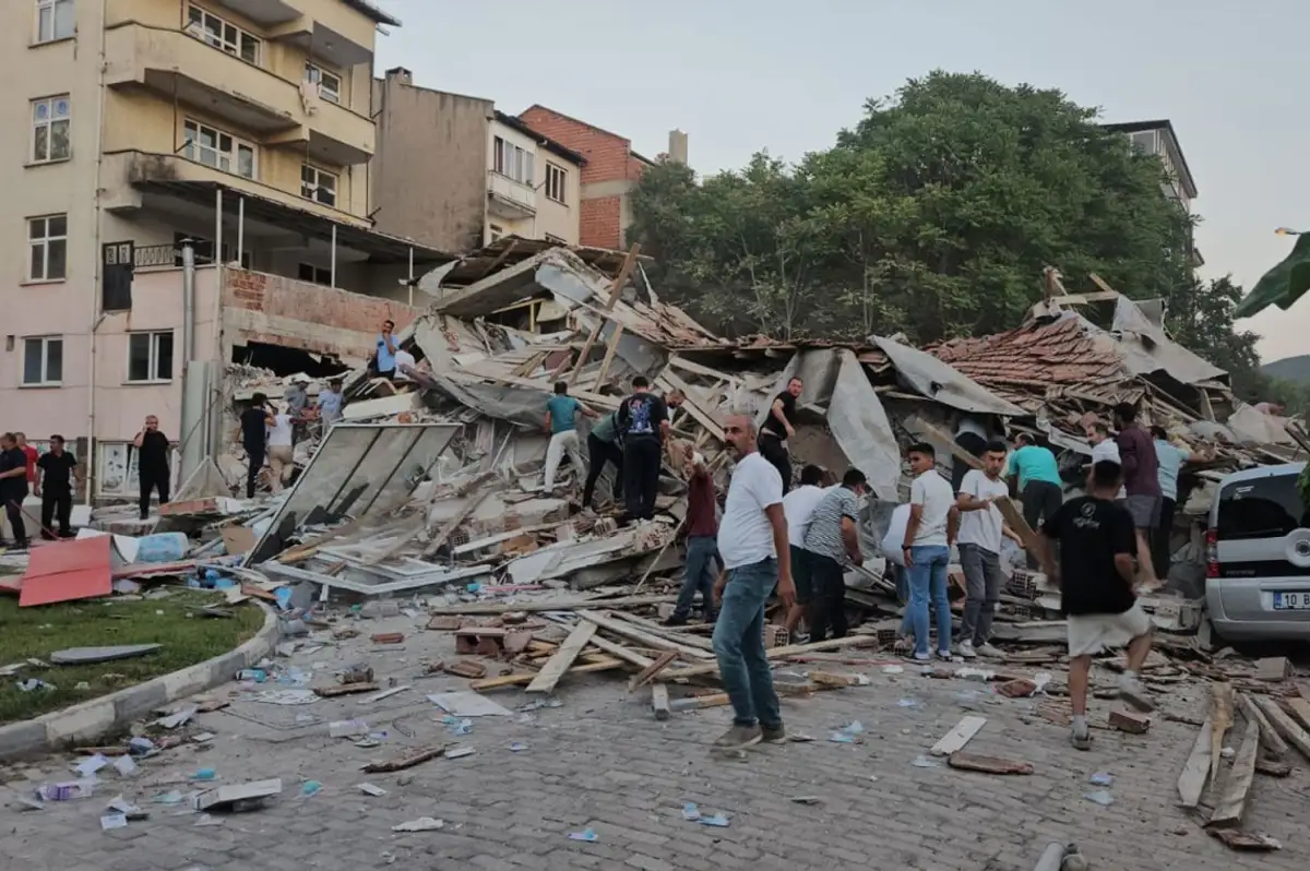 Balıkesir Sındırgı'da 6.1 Büyüklüğünde Deprem: Bir Kişi Hayatını Kaybetti, 29 Yaralı!
