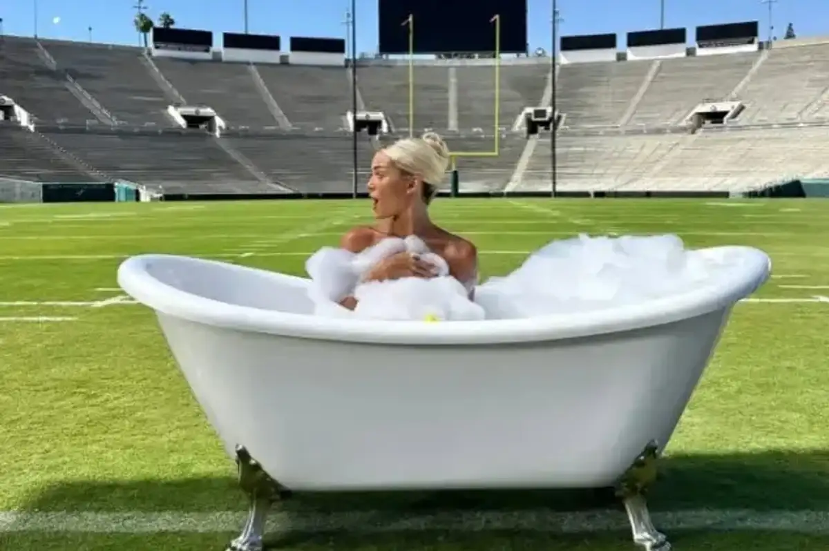 Ünlü Kadın Sporcudan Dikkat Çeken Reklam: Rose Bowl'un Ortasında Köpük Banyosu Yaptı!