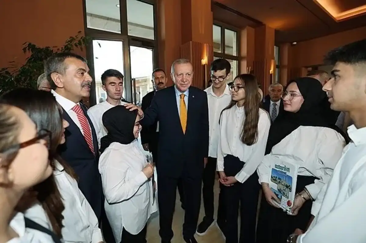 Cumhurbaşkanı Erdoğan Ahlat'ta Öğrencileri Kabul Etti! Gençlerle Sohbet Etti