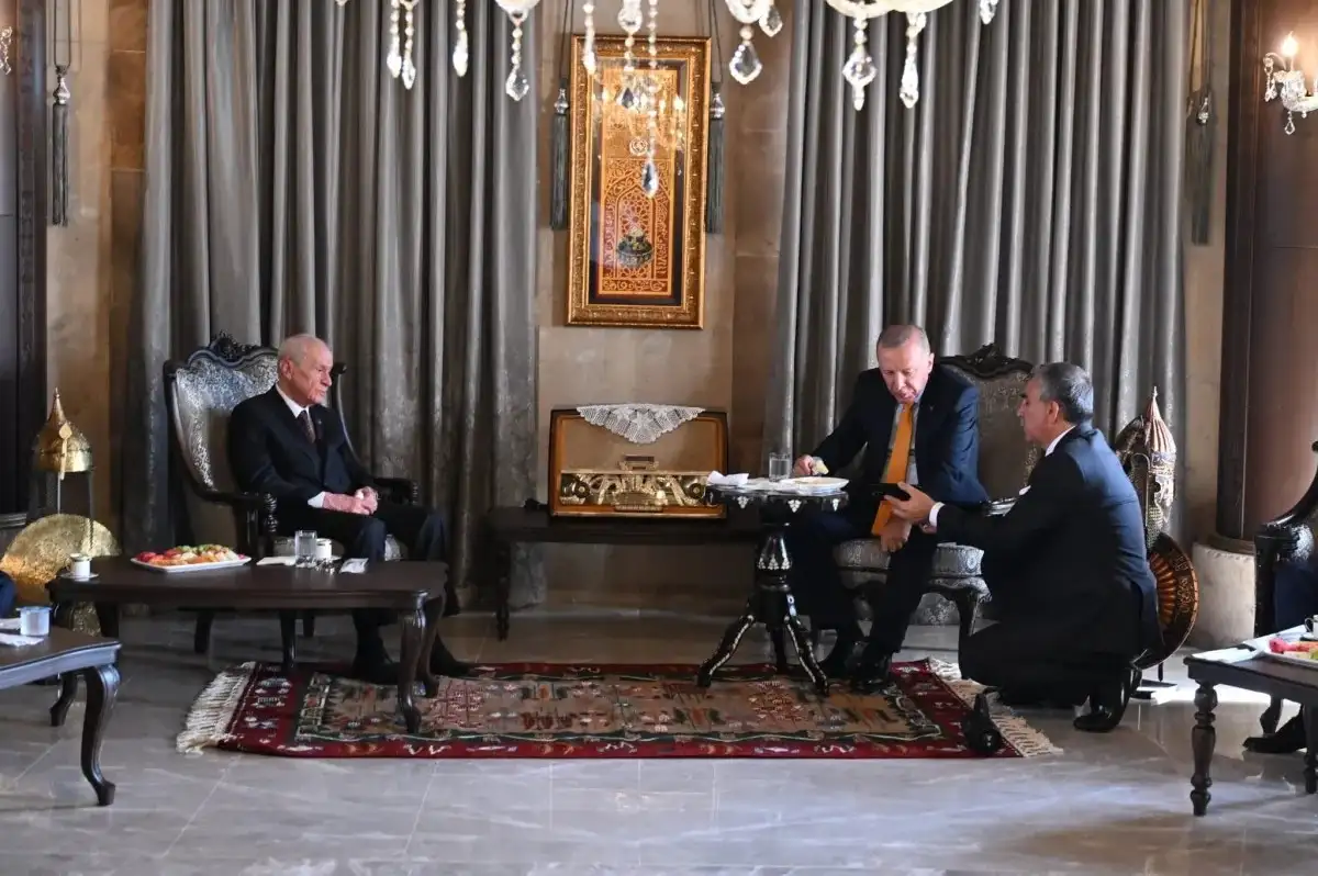 Bahçeli, "Canların Türküsü" ve "Kardeşlik Türküsü" Eserlerini Erdoğan'a Dinletti