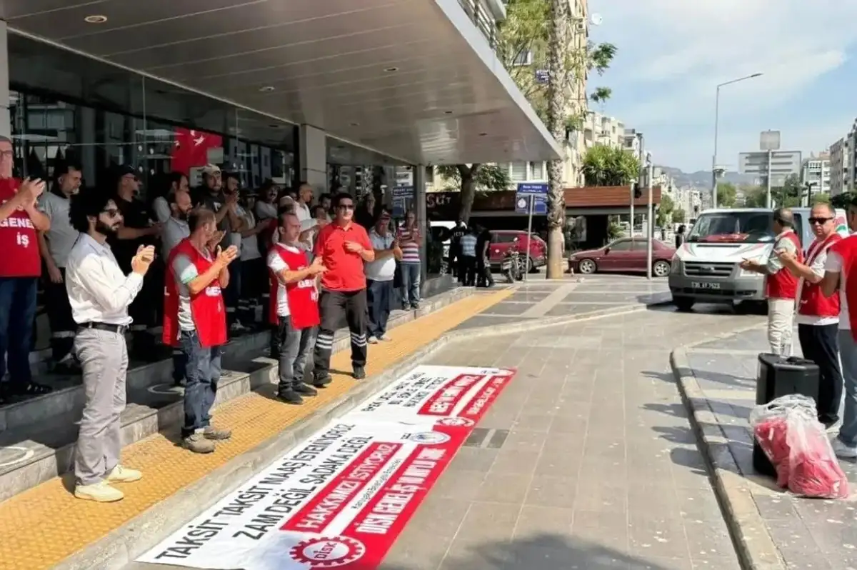 CHP'li Karşıyaka Belediyesinde Maaş Krizi Büyüyor: İşçiler ve Memurlar Eylemde