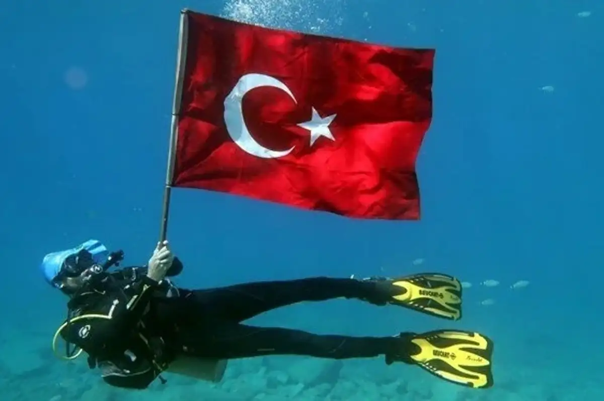 Fethiye'de Dalgıçlar Su Altında Türk Bayrağı Açtı
