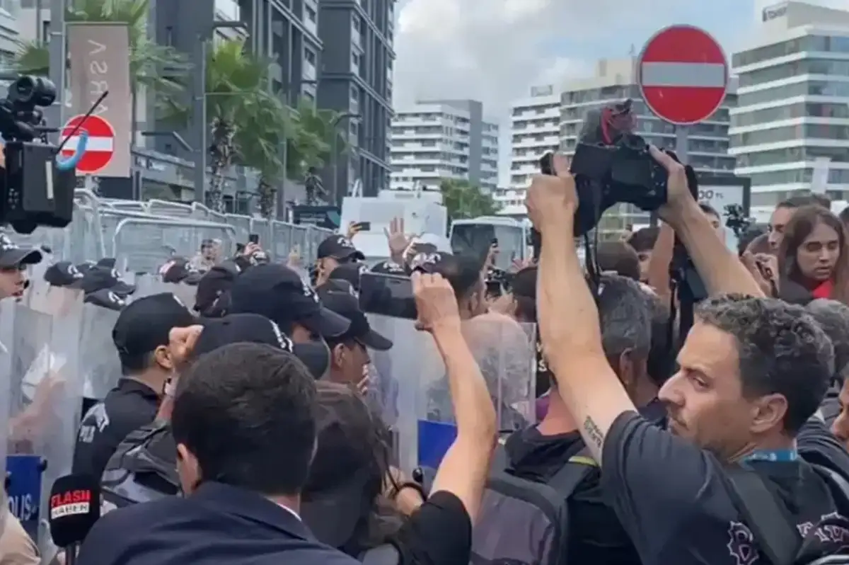 CHP İstanbul İl Başkanlığı'nda Kayyum Gerginliği: Polis Müdahalesi ve Protestolar