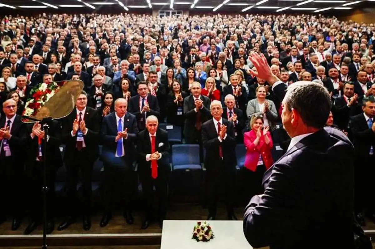 CHP'de Olağanüstü Kurultay: Özel Yeniden Başkan Seçildi, A Takımı Belli Oldu!