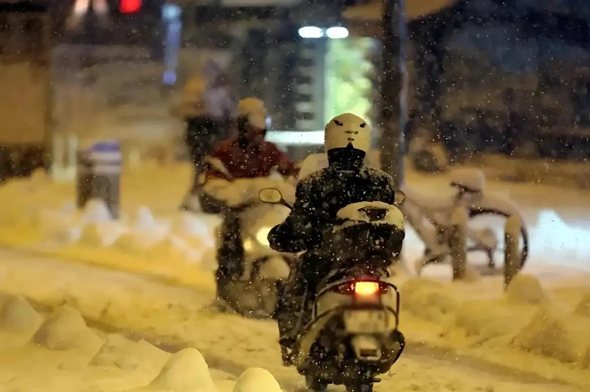 İstanbul'da Yoğun Kar Yağışı Nedeniyle Motokuryelere Yasak Geldi
