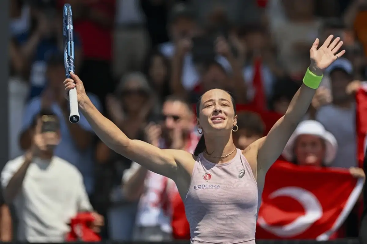 Zeynep Sönmez'den Melbourne'de Tarihi Zafer: Avustralya Açık'ta Bir İlk!