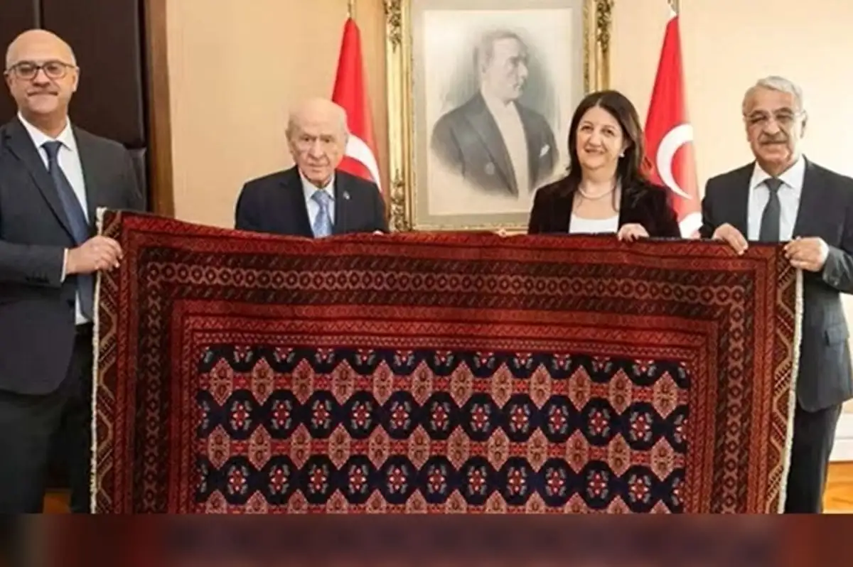 Devlet Bahçeli Kilim Olayı Nedir? Öcalan'dan Sürpriz Hediye, Bahçeli'den Net Tavır!