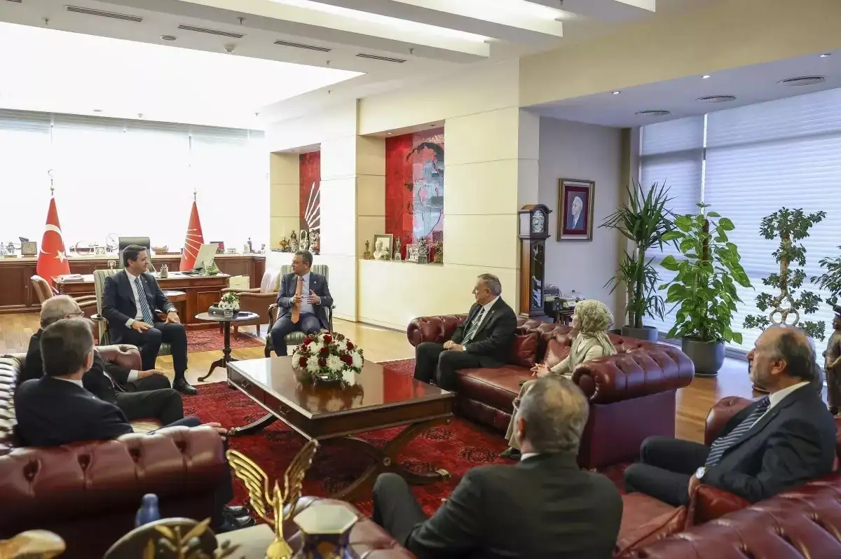 Özel ve Arıkan, CHP Genel Merkezi'nde Bir Araya Geldi