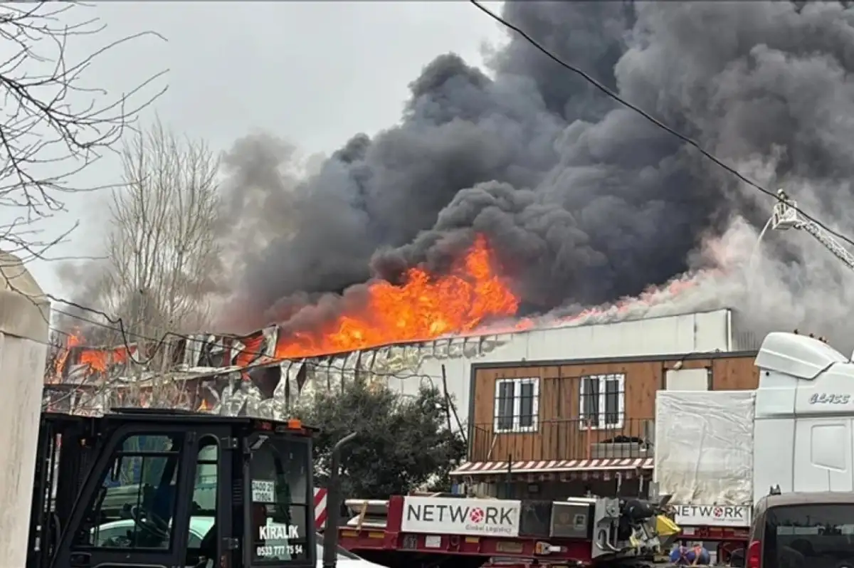 Ataşehir'de Korkutan Fabrika Yangını