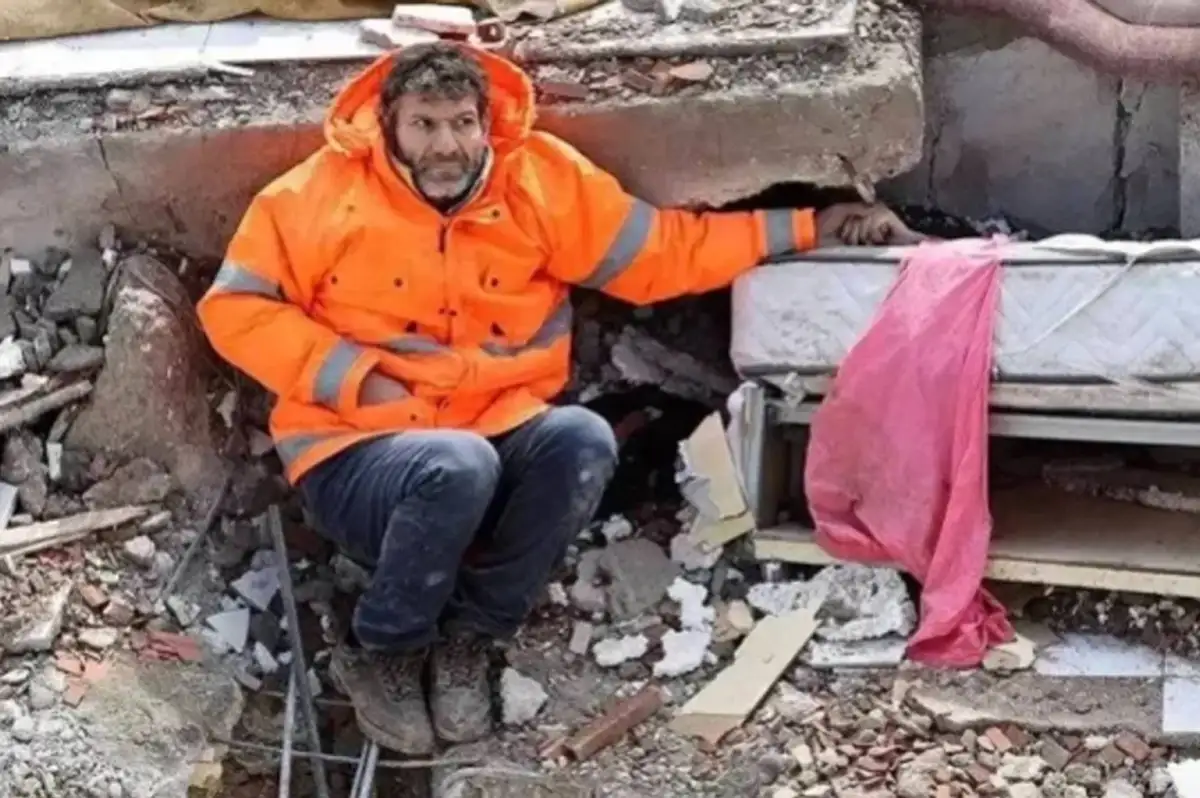 Enkaz Altındaki Kızının Elini Bırakmamıştı... Acılı Babadan Duygusal Açıklama!
