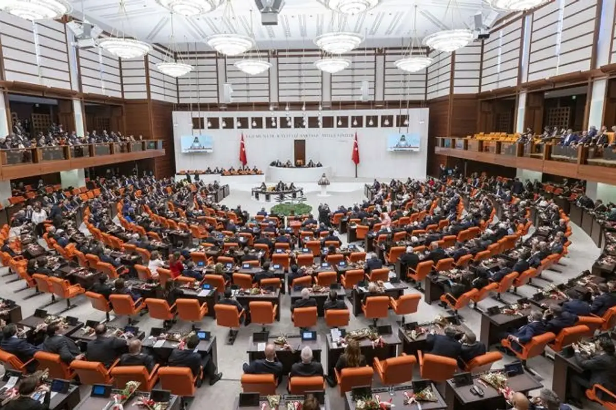 Meclis'te Yeni Bakanların Yemin Töreninde Tansiyon Yükseldi: Kürsü Önünde Arbede