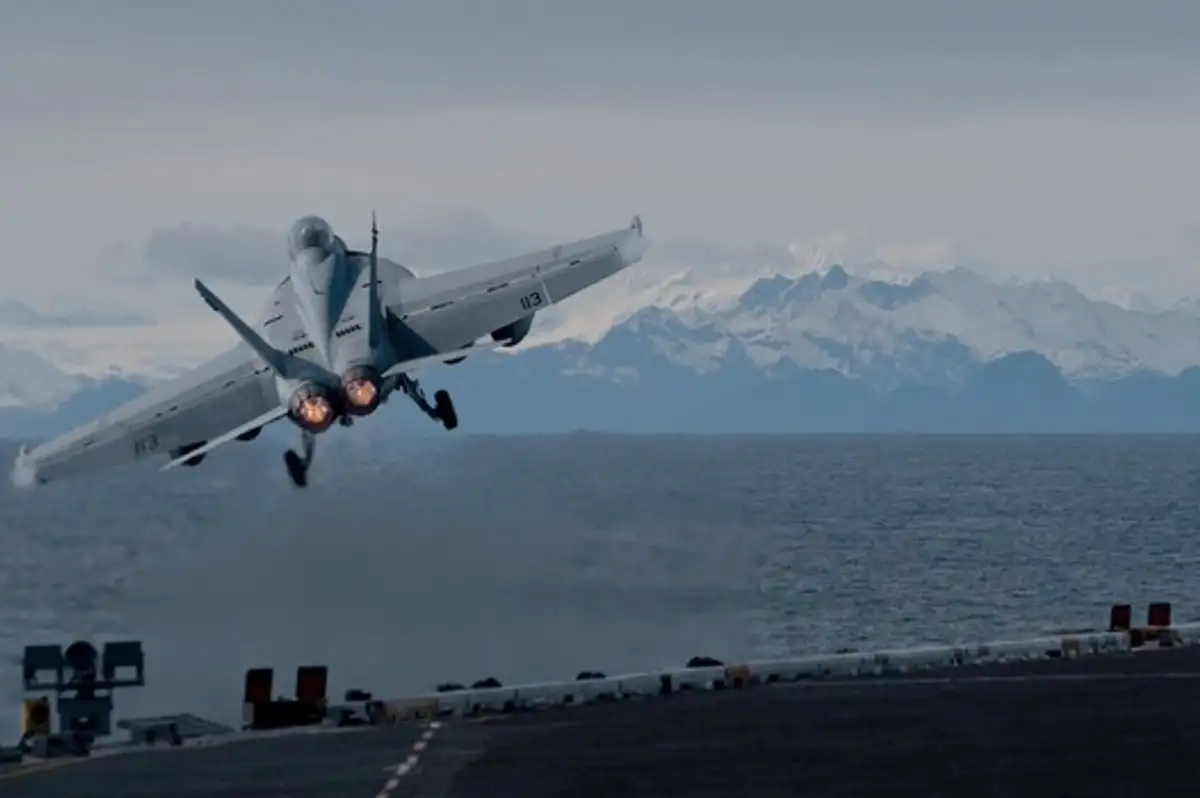 Rus Bombardıman Uçaklarından Bering Denizi'nde 14 Saatlik Kritik Mesai