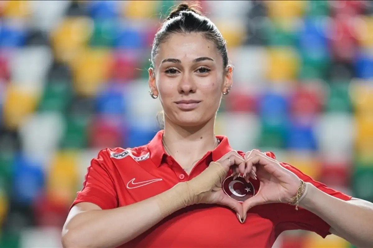 Aysel Önder'den Kadınlar Günü'nde İki Dünya Şampiyonluğu Birden!