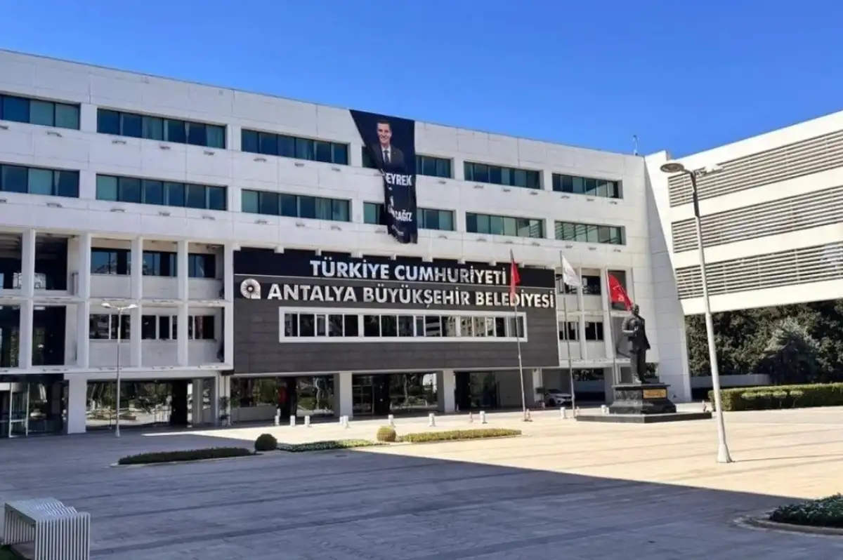 Antalya'da Rüşvet ve Yolsuzluk Davası Başlıyor: Muhittin Böcek ve Oğlu Hakim Karşısında!