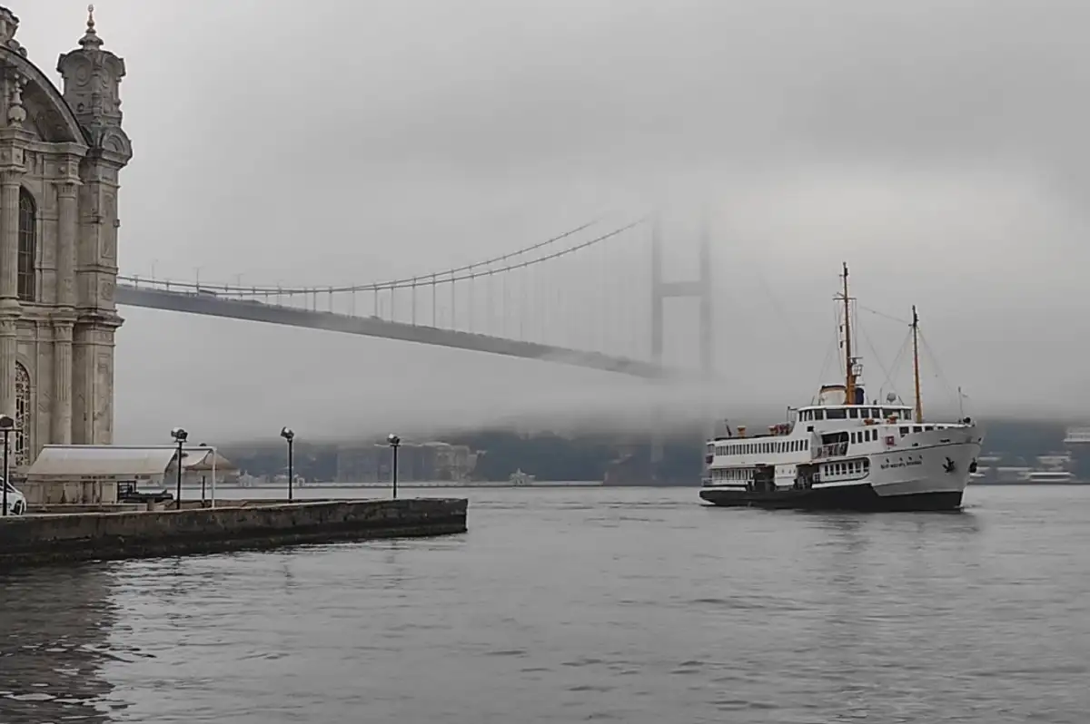 İstanbul'da Sis Nedeniyle Boğaz Trafiği Çift Yönlü Askıya Alındı