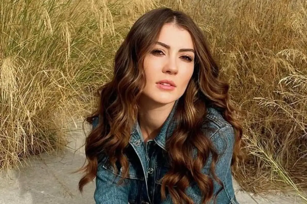 Burcu Özberk'ten Yaz Dizisi İtirafı: "Bence Ben O Yaşı Geçtim"