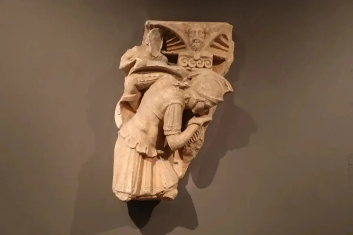 Troya Efsanesi Kolezyum'a Taşınıyor: 221 Eser Roma'da Görücüye Çıkacak!