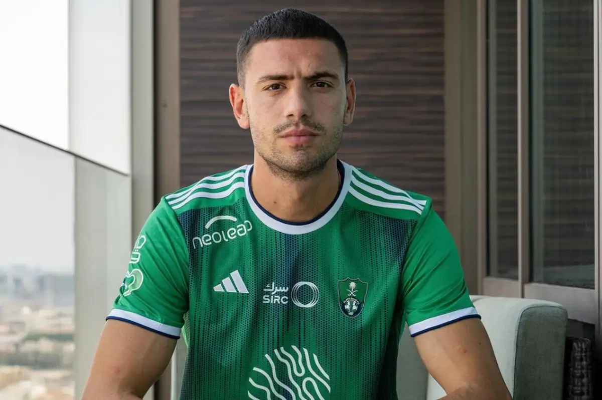 Merih Demiral, Memleketinde Açtığı "28 Kafe" ile Şehit Ailelerine Ücretsiz Hizmet Veriyor!