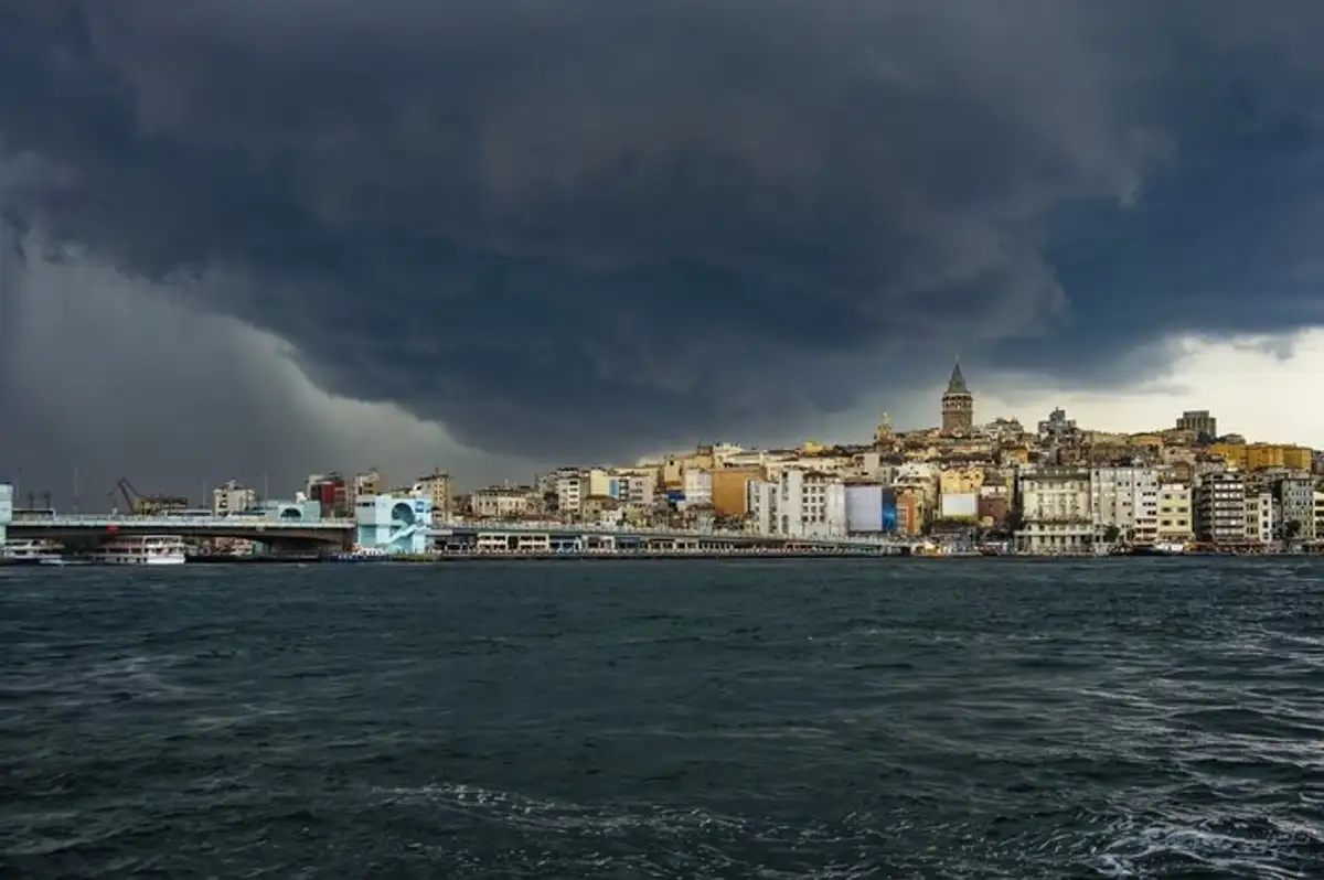 İstanbul'da Sağanak Alarmı: Öğle Saatlerine Dikkat!