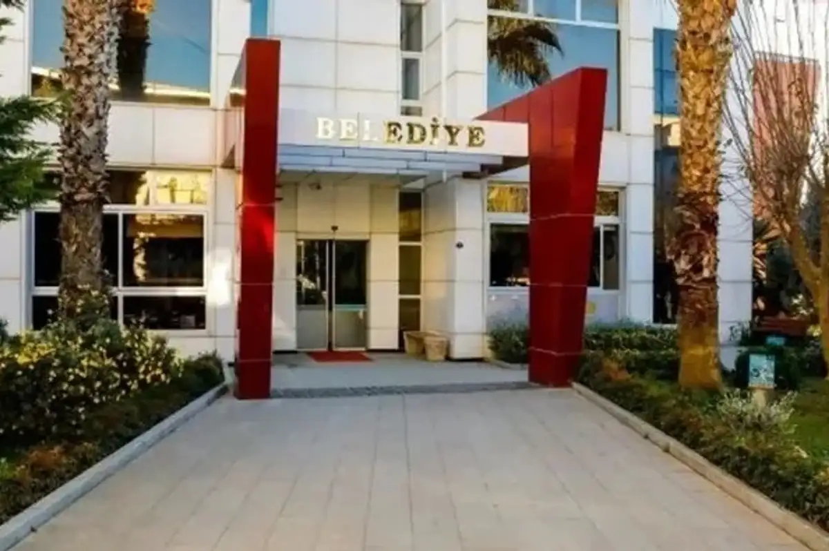 İzmir'de Yolsuzluk Operasyonu: Seferihisar ve Balçova Belediye Başkanları Gözaltında!