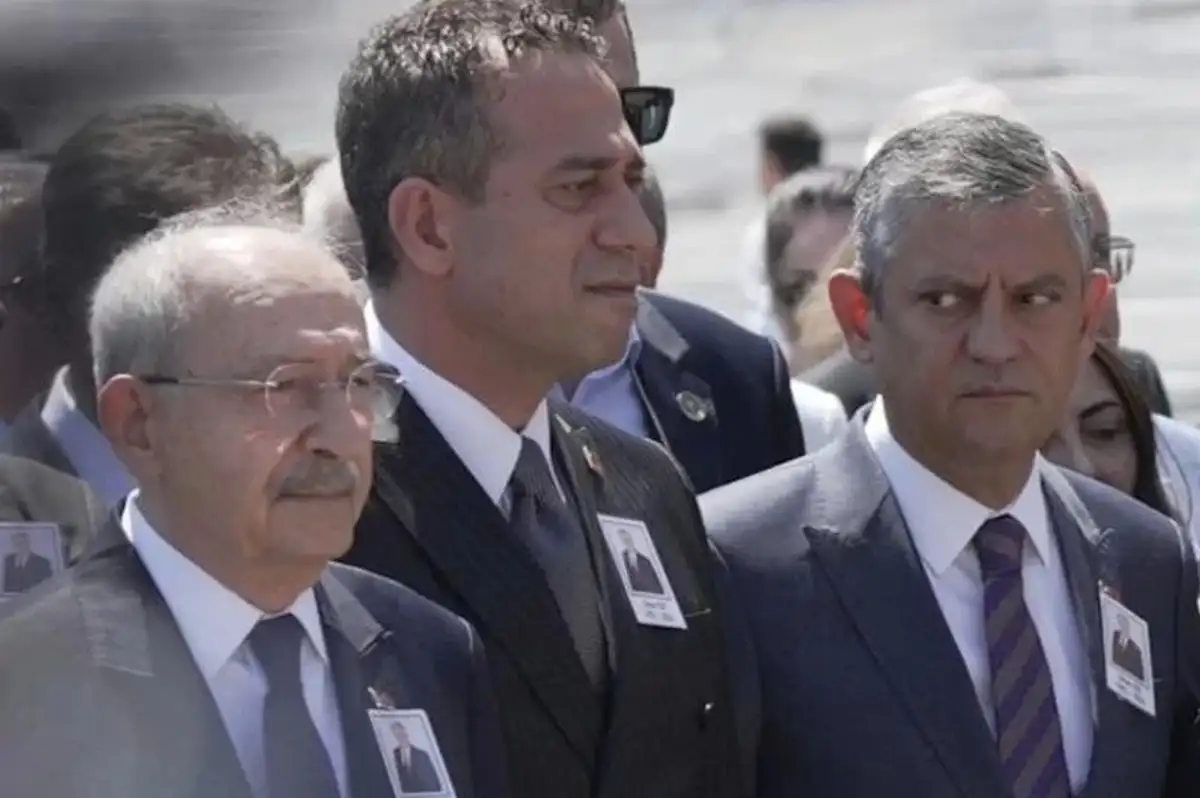 Özel'in Kılıçdaroğlu'na Bakışları Dikkat Çekti