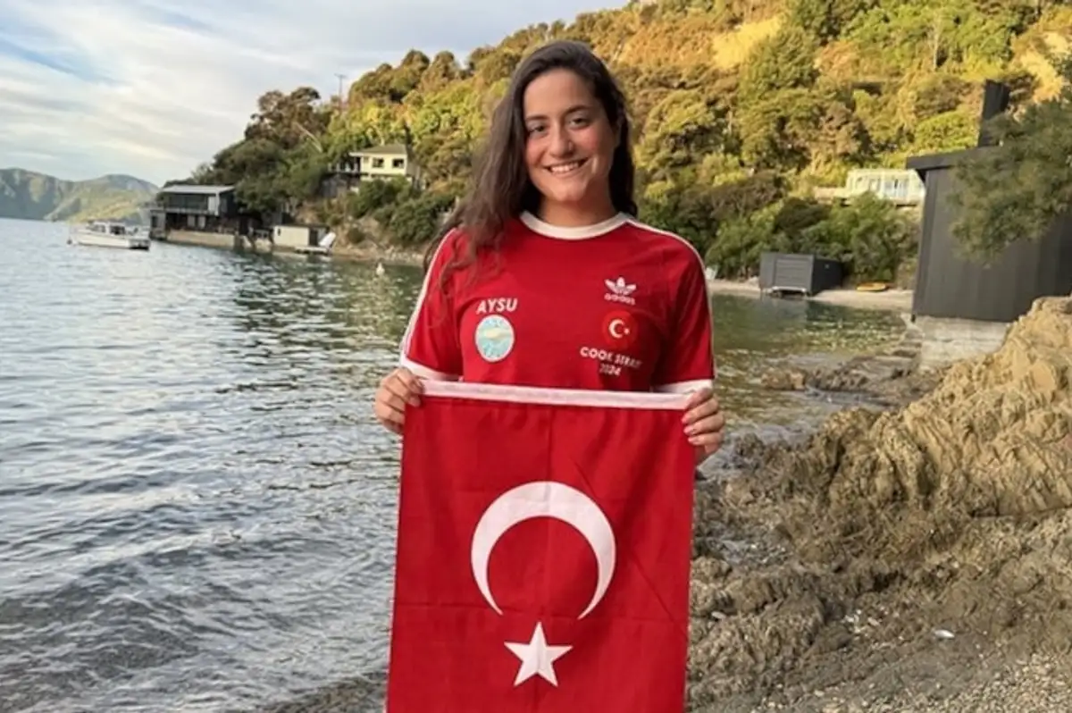 Milli Yüzücü Aysu Türkoğlu'ndan Büyük Başarı: Okyanus Yedilisi'nde Altıncı Durak Tamamlandı