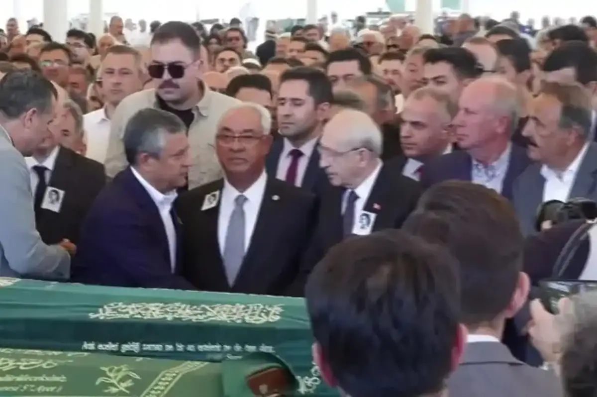 Özel ve Kılıçdaroğlu, Olcay Baykal'ın Cenazesinde Tokalaştı