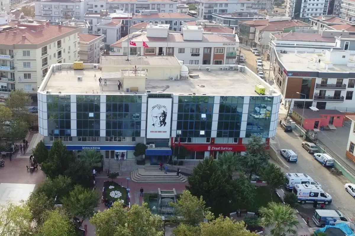 Menderes Belediye Başkanı İlkay Çiçek Rüşvet ve İrtikap Soruşturmasında Gözaltına Alındı