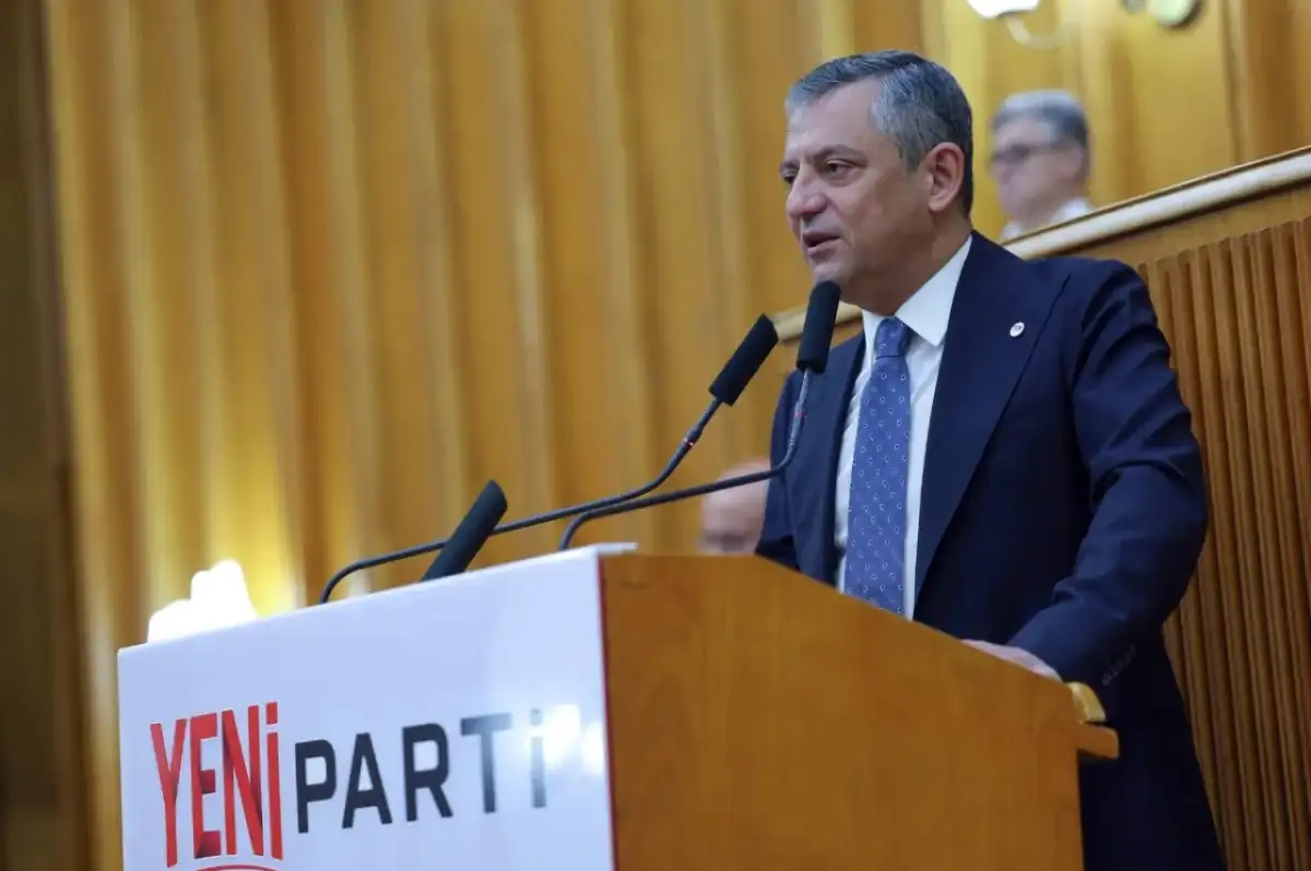 YENİ Parti'nin İlk Meclis Grup Toplantısı Gerçekleşiyor: Özgür Özel Kürsüde