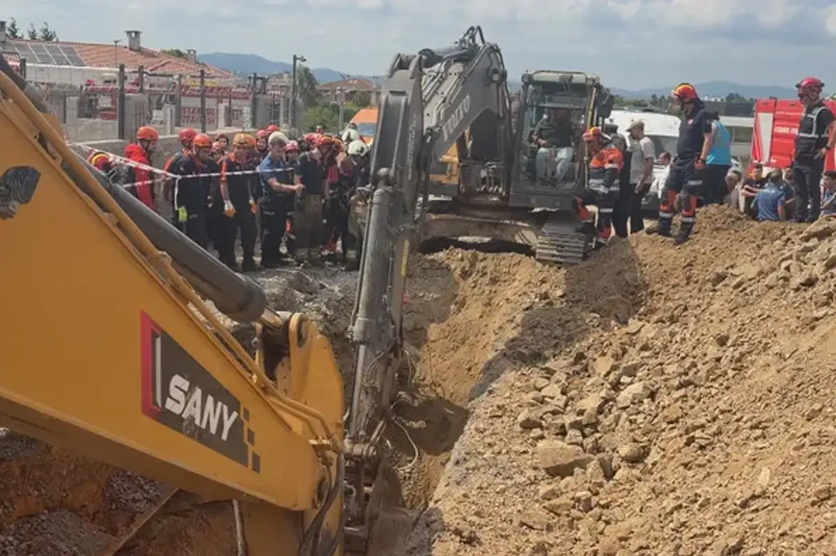 Tuzla'da İnşaat Kazısında Toprak Kayması: 1 İşçi İçin Arama Çalışması Başlatıldı