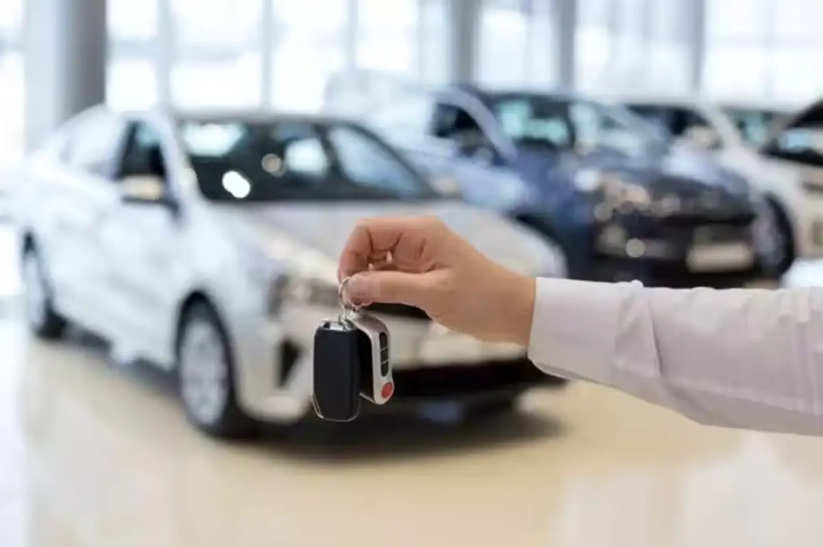 Otomotiv Pazarında "Bekle-Gör" Dönemi: Fiyatlar Düşecek mi, Zam mı Gelecek?