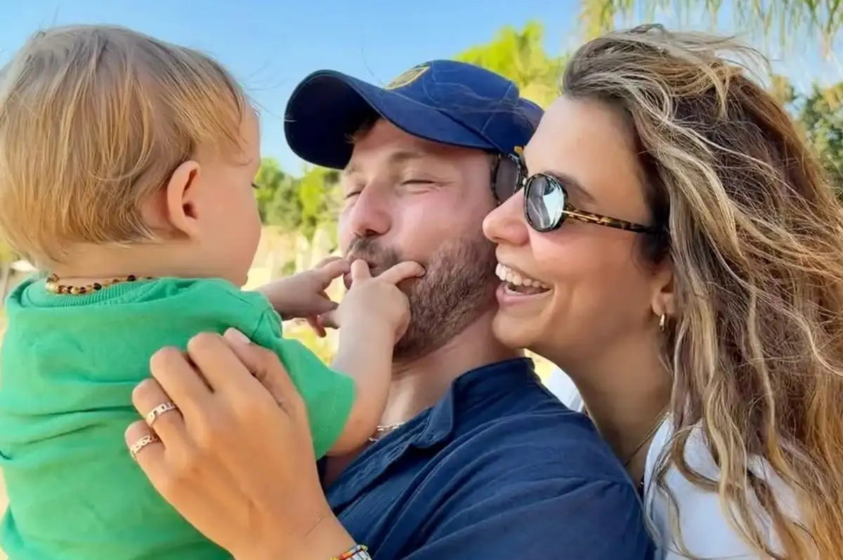 Tolga Sarıtaş ve Zeynep Mayruk'tan Çeşme'de Aile Saadeti