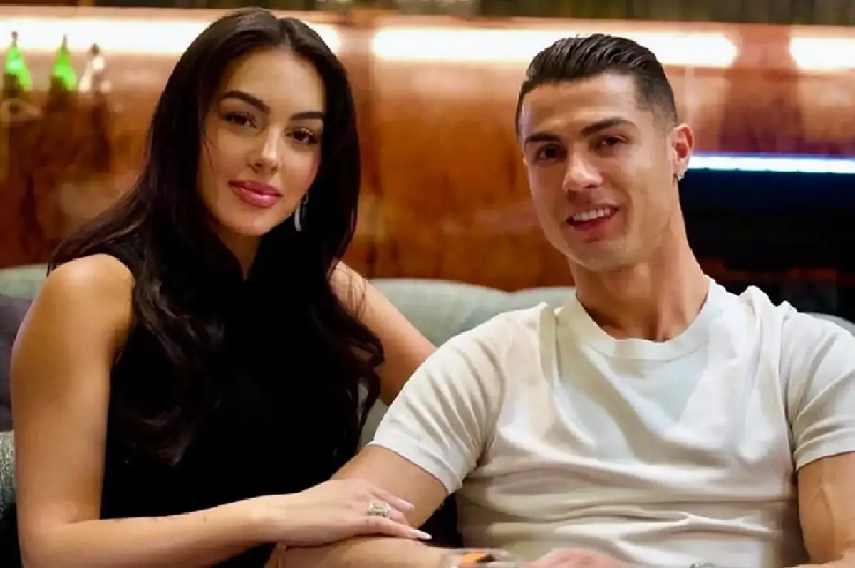 Ronaldo ve Rodriguez Çifti Üç Çocuklarını Nüfusuna Geçirdi