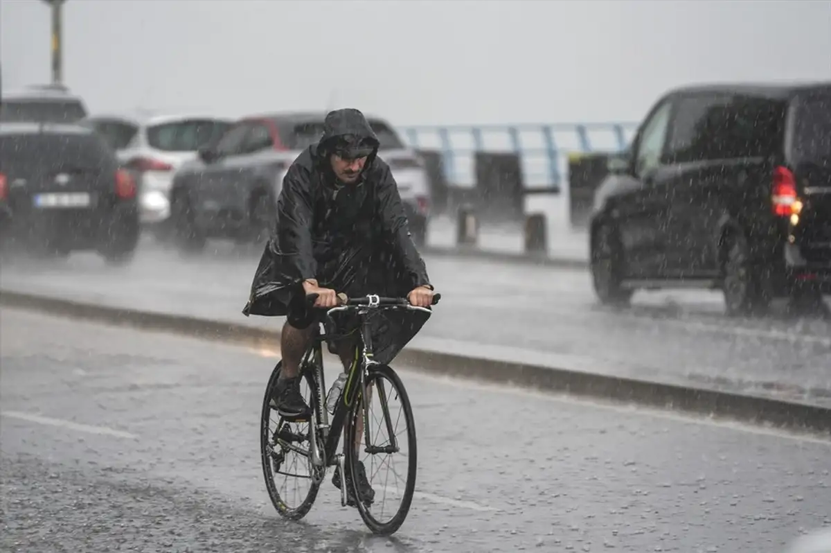 Yağış ve serin hava geldi. İstanbul'da kuvvetli yağış etkili oluyor