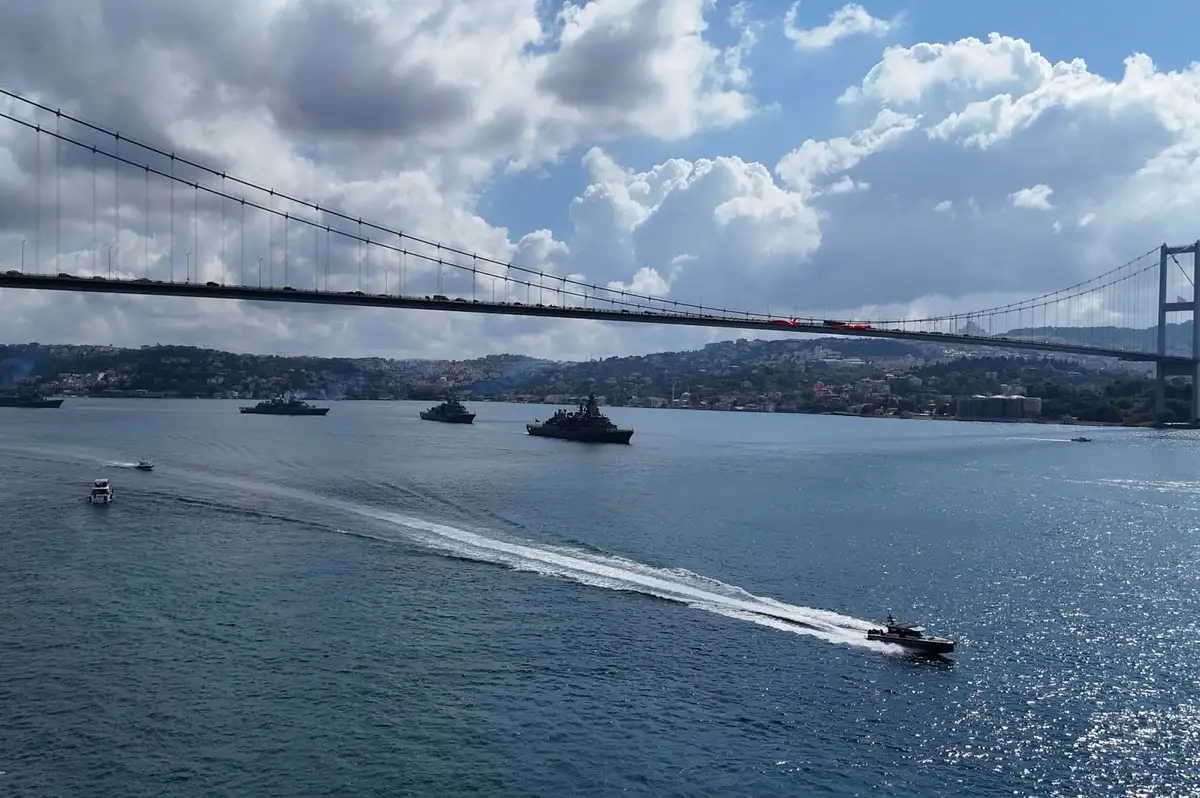 Donanma gemilerinden Boğaz’da 30 Ağustos Zafer Bayramı geçişi