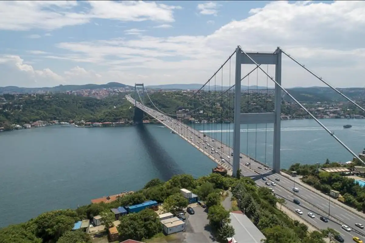 İstanbul Boğazı'nda hasarlı gemi geçişi nedeniyle trafik askıya alındı