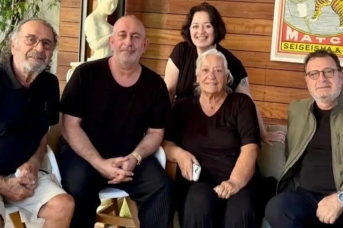 Taburcu Olan Cem Yılmaz Ailesiyle "İyiyim" Pozu Verdi