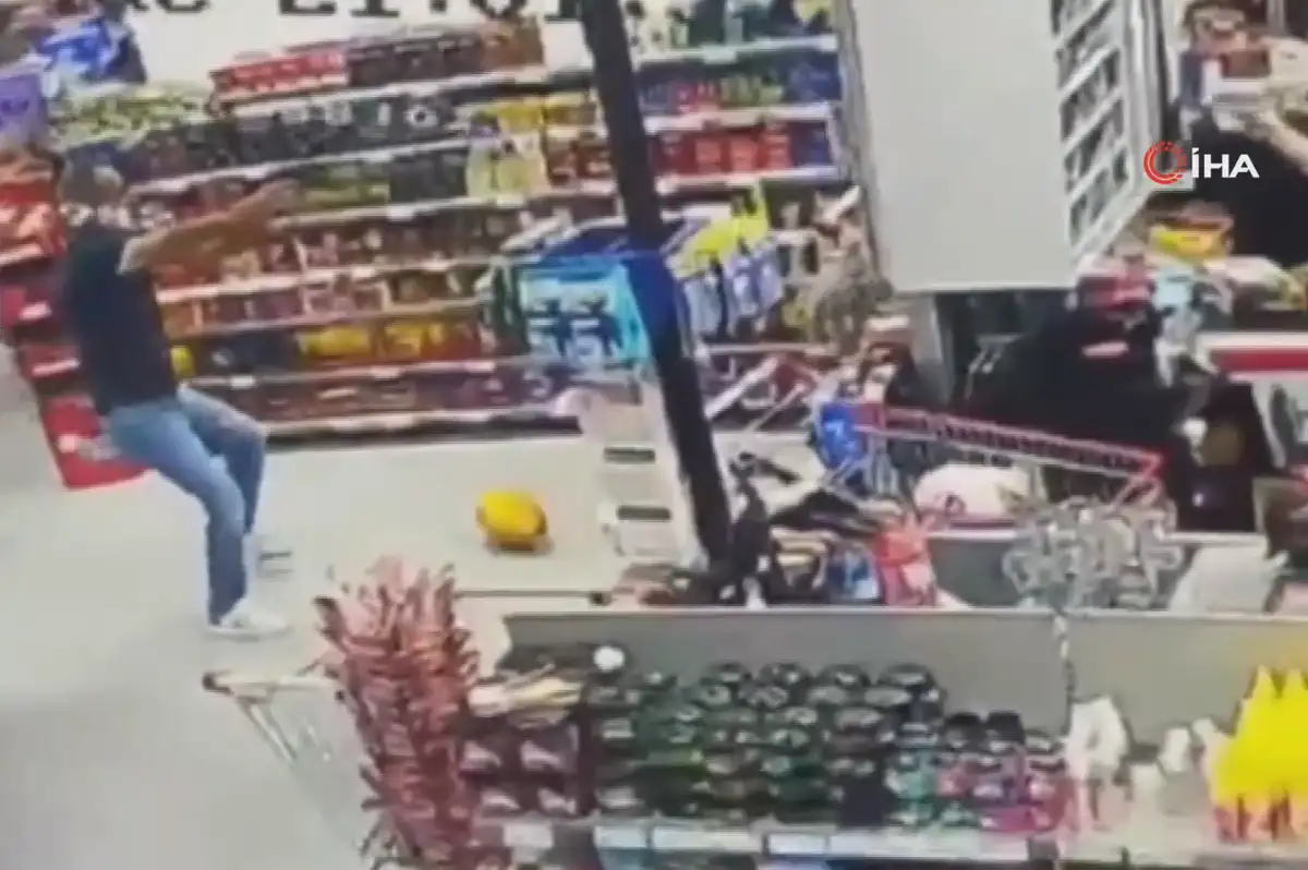 Sincan'da markette silahlı kavga: Müşteri bacağından vuruldu