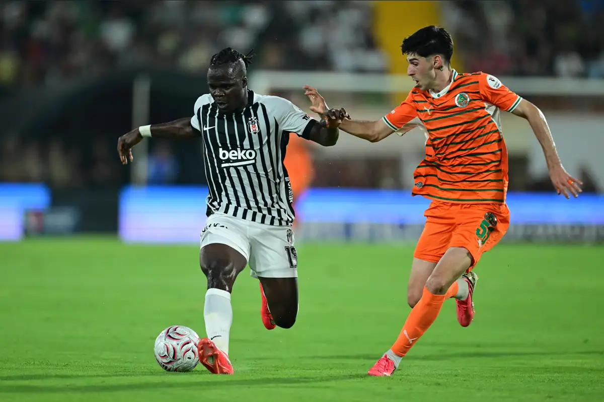 Beşiktaş, Corendon Alanyaspor'dan Ümit Akdağ'ı transfer etti