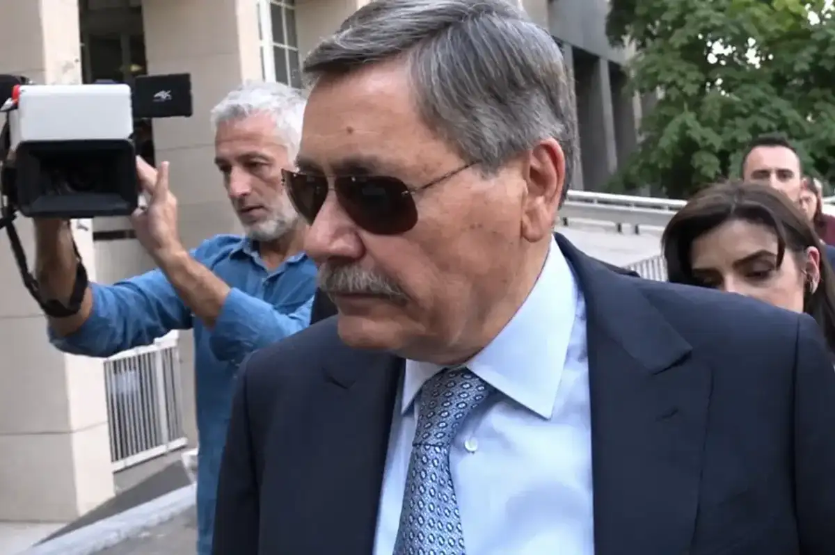 Melih Gökçek Ağzında Sakızla İfade Vermeye Geldi