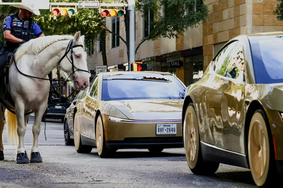 Tesla, Cybercab robotaksisini Austin'de hizmete sundu