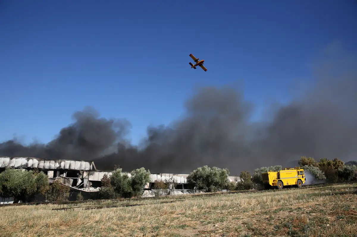 Yunanistan'da hava gösterisinde savaş uçağı düştü, iki pilot öldü