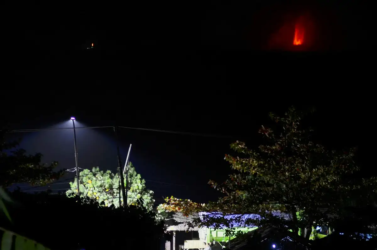 Yanardağı patladı, okullar ve havalimanı kapatıldı