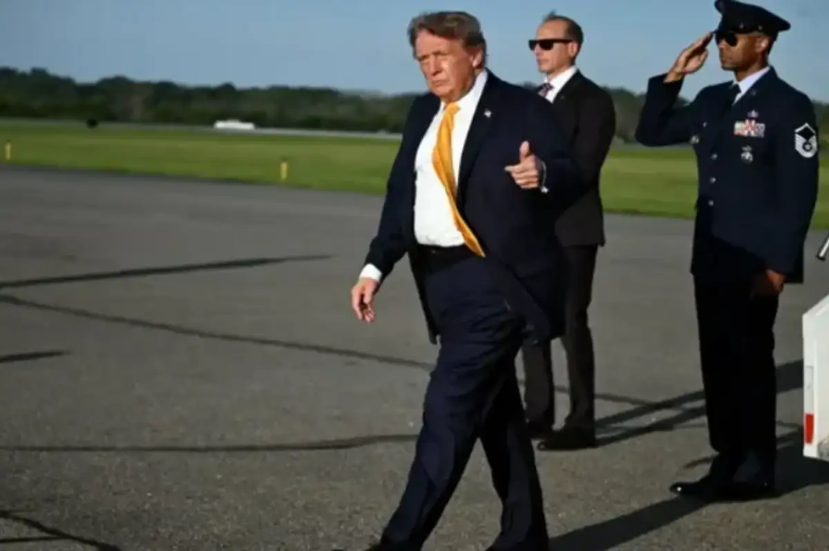 Trump saçlarının peruk olmadığını rüzgarla kanıtladı